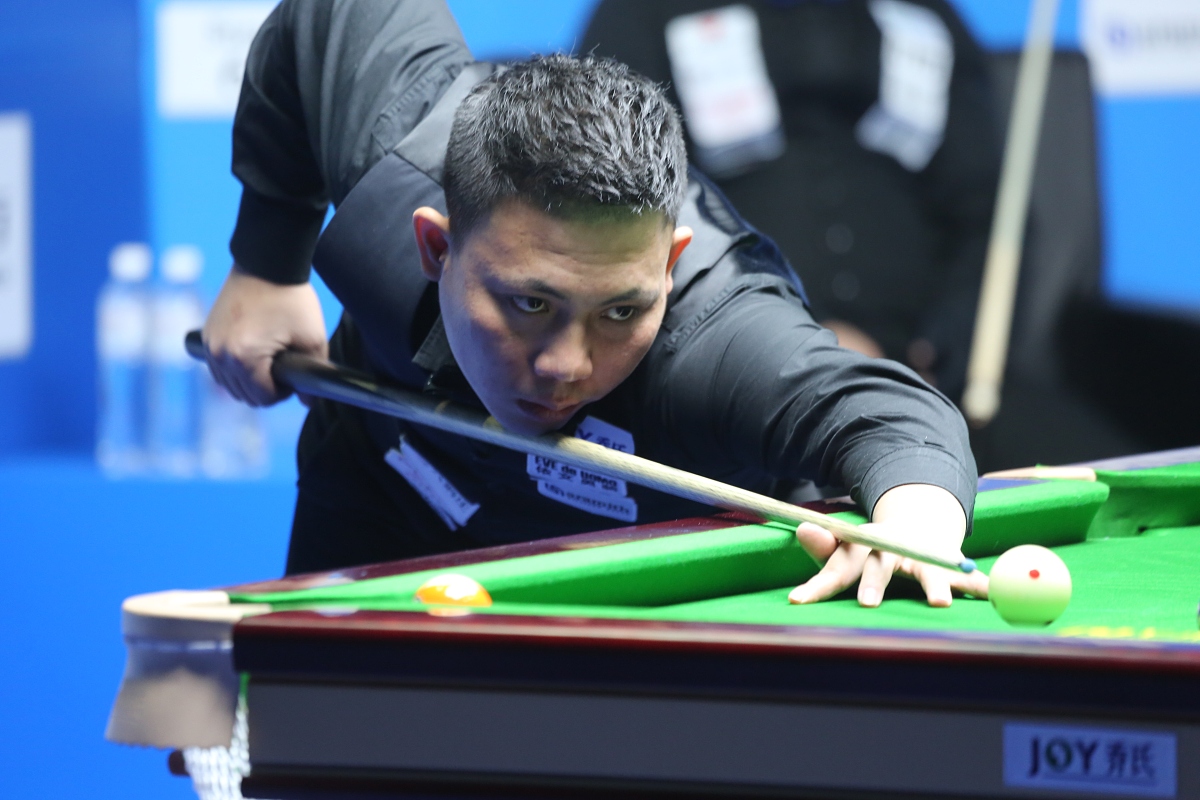 替补席上一 替补席上一